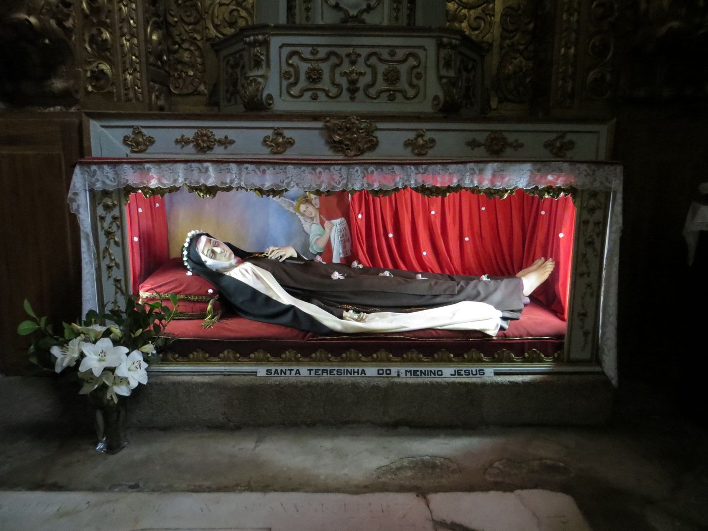 Фотографии Португалии. Эвора - винный дом Fonseca - статуя Христа. Январь 2014