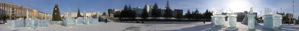 Панорама ледяного городка на площади Советов